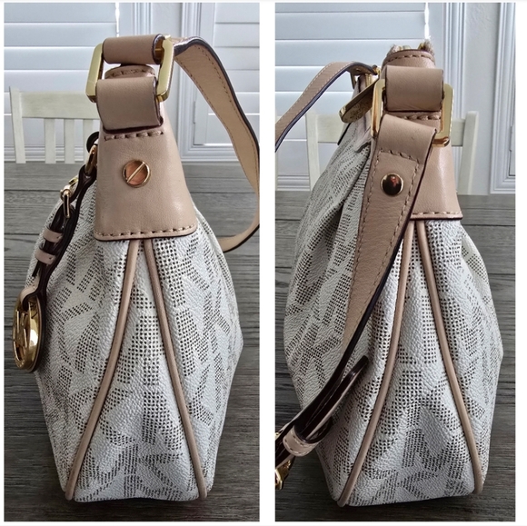 Michael Kors Cream Leather Shoulder Bag with Gold Hardware - Picture 9 of 16